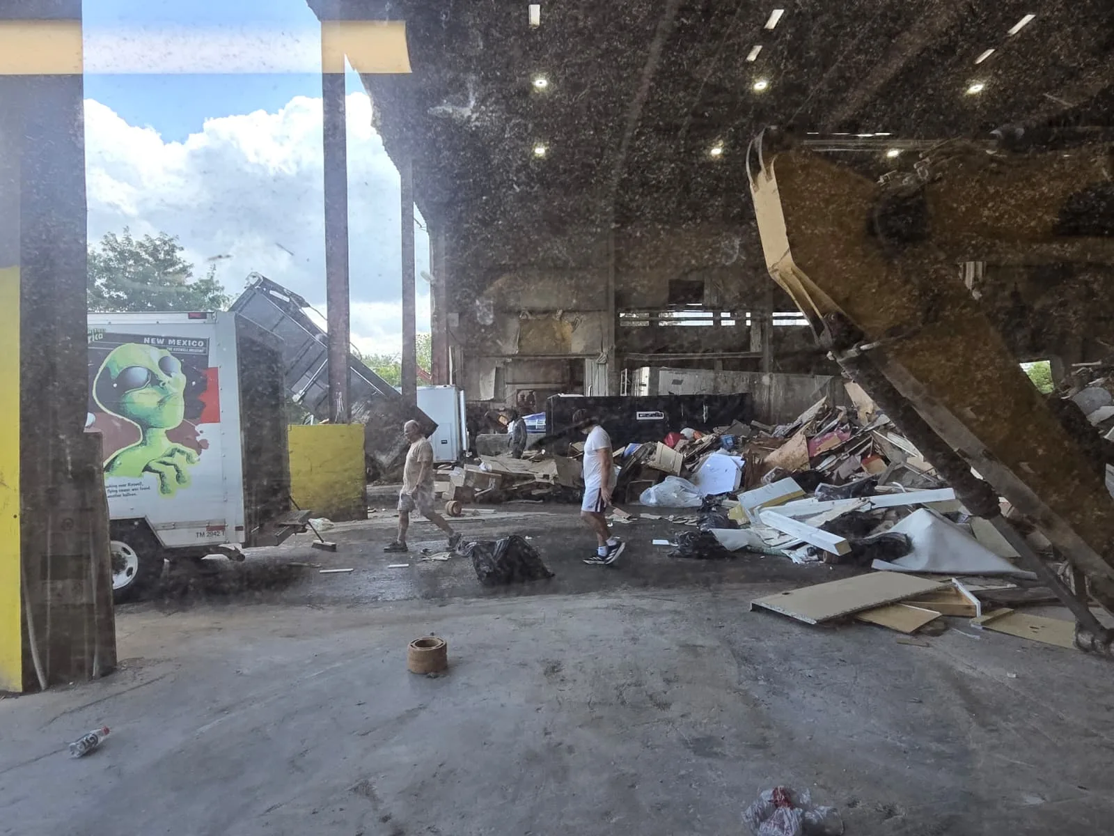 Metro Waste Solutions landfill hauling in the Philadelphia metro area — real fleet photo 3