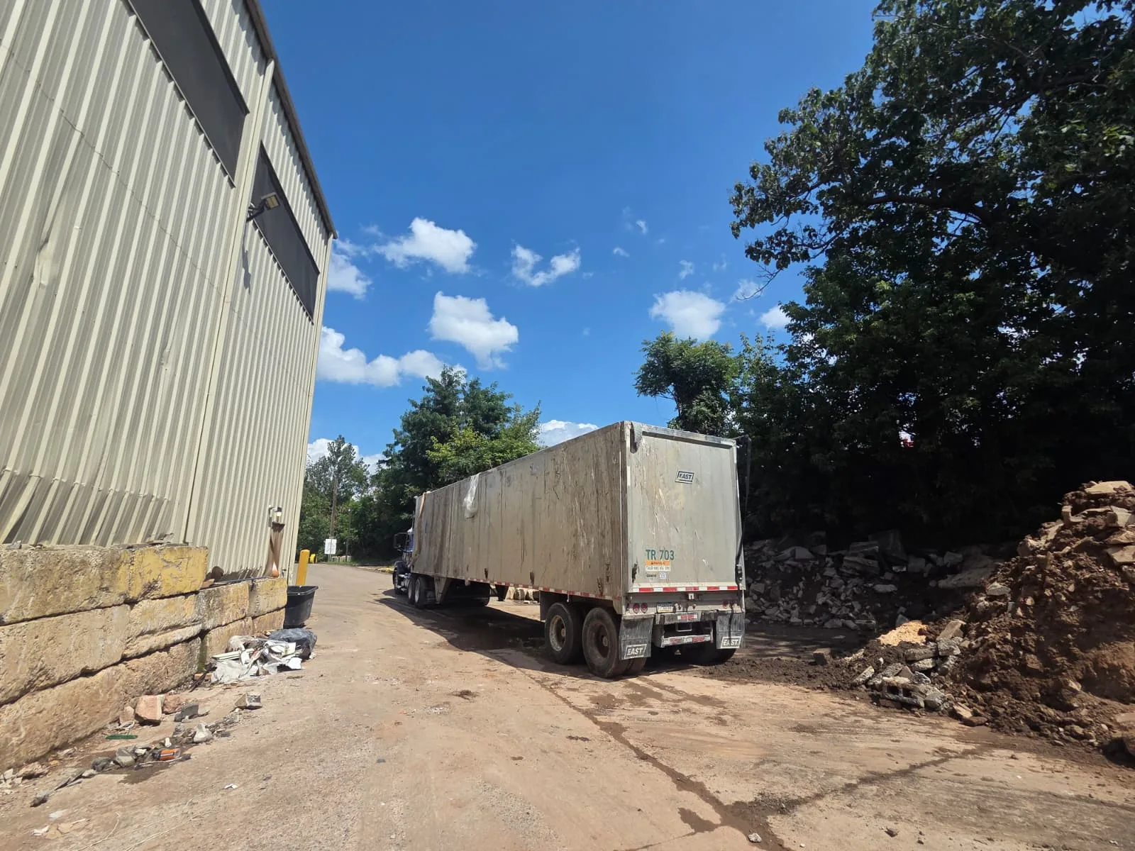 Metro Waste Solutions landfill hauling in the Philadelphia metro area — real fleet photo 4
