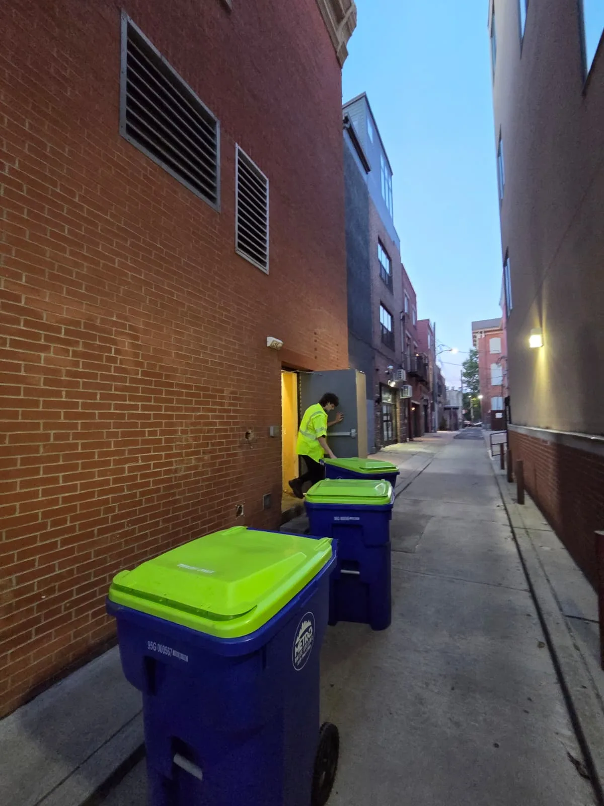Locally owned Metro Waste Solutions fleet serving Philadelphia, Bucks, Montgomery and Delaware County — commercial waste photo 12
