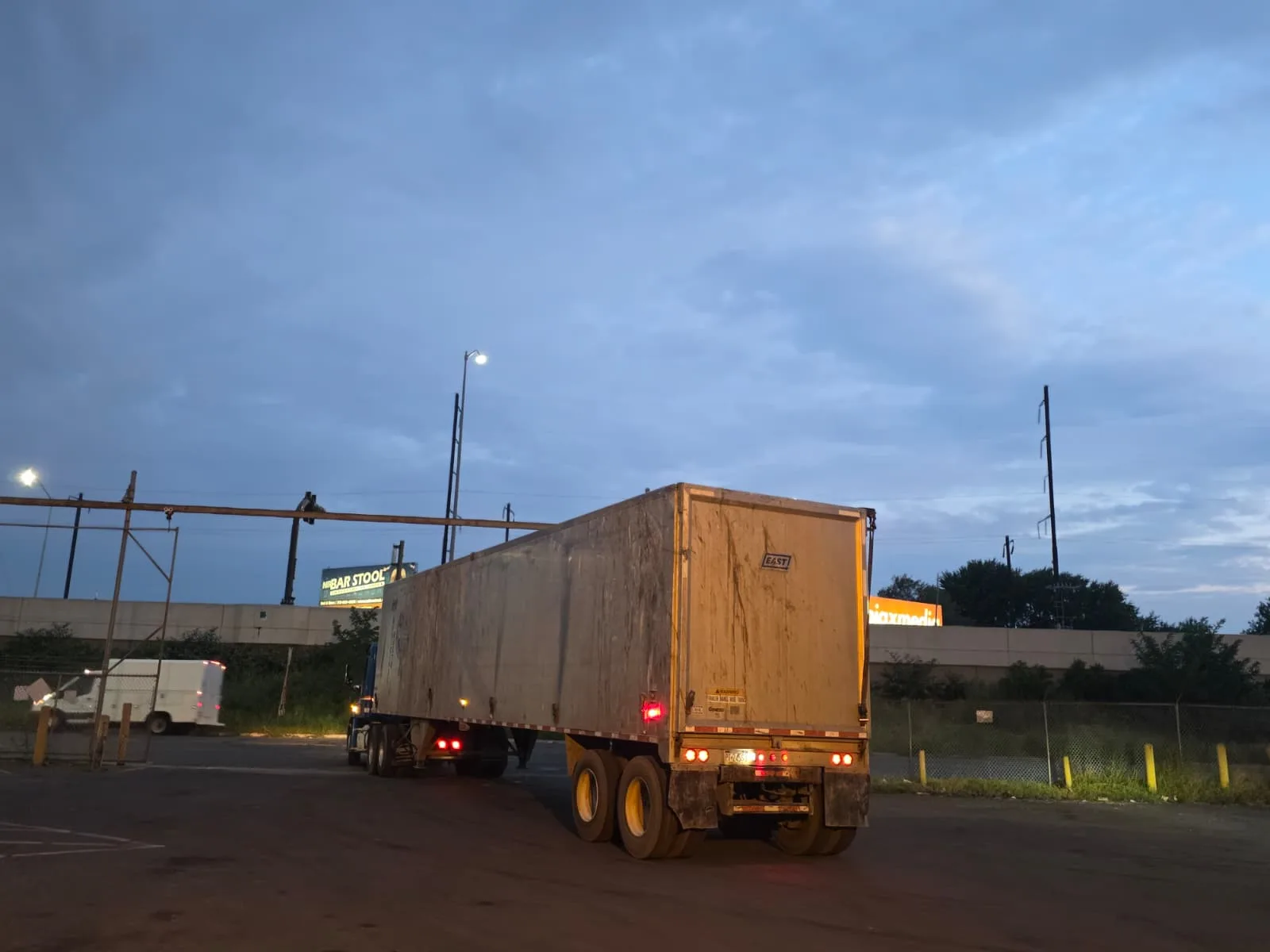 Metro Waste Solutions metro yard in the Philadelphia metro area — real fleet photo 2