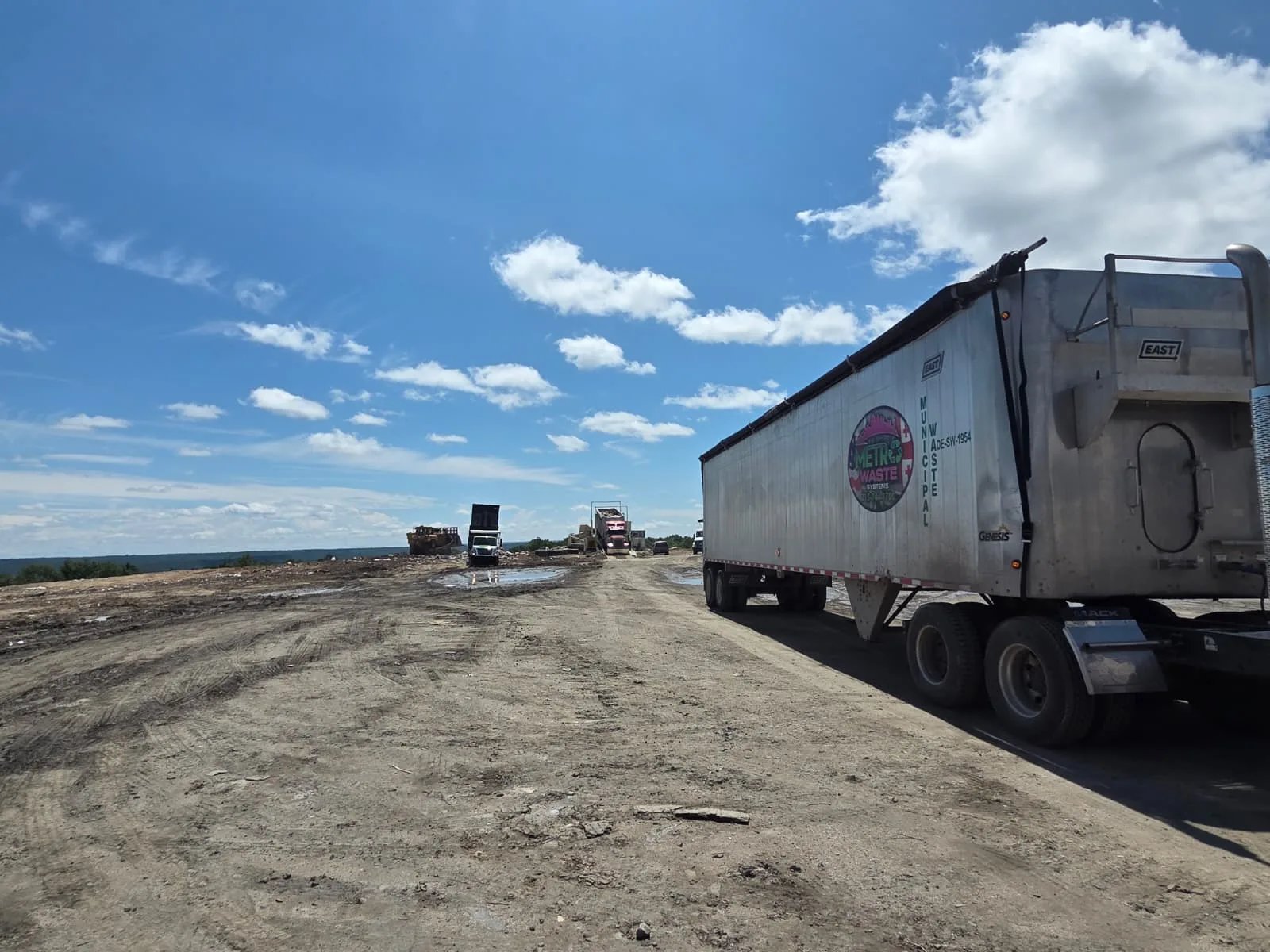 Metro Waste Solutions transfer station in the Philadelphia metro area — real fleet photo 2