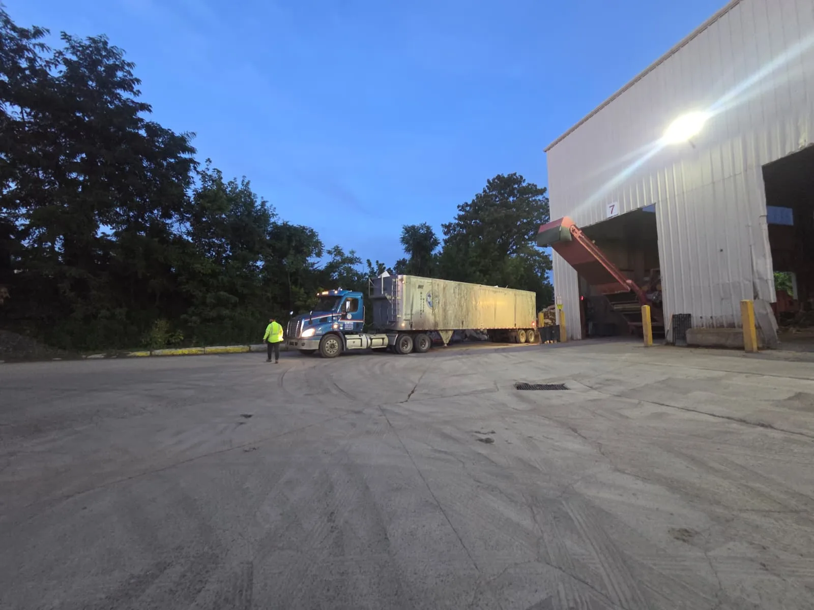 Metro Waste Solutions transfer station in the Philadelphia metro area — real fleet photo 18